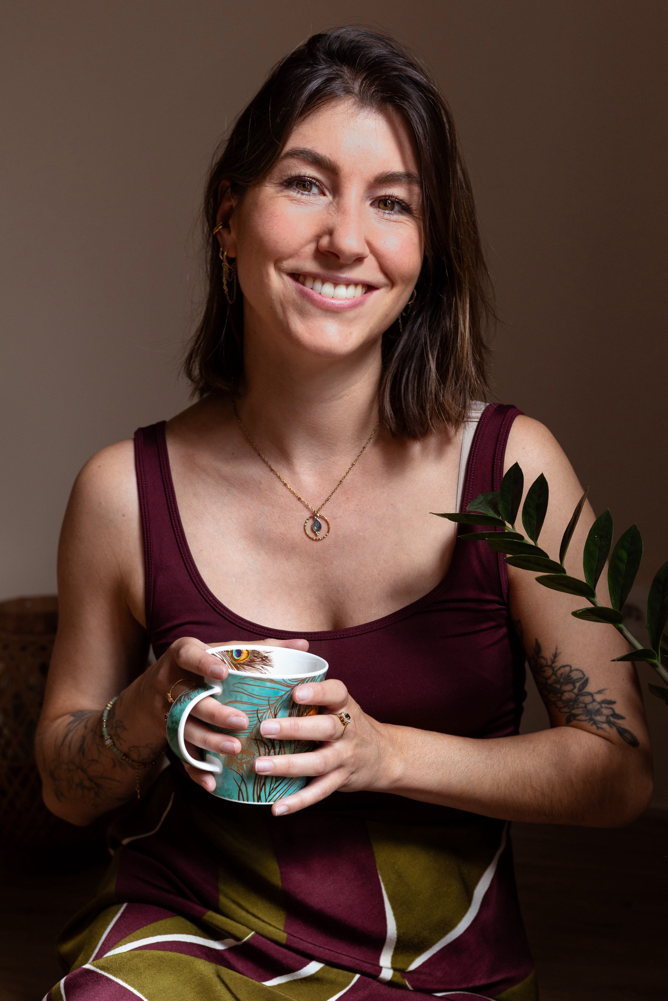 Portrait de Sandra, fondatrice d'Espace Sanora, souriante avec une tasse à la main